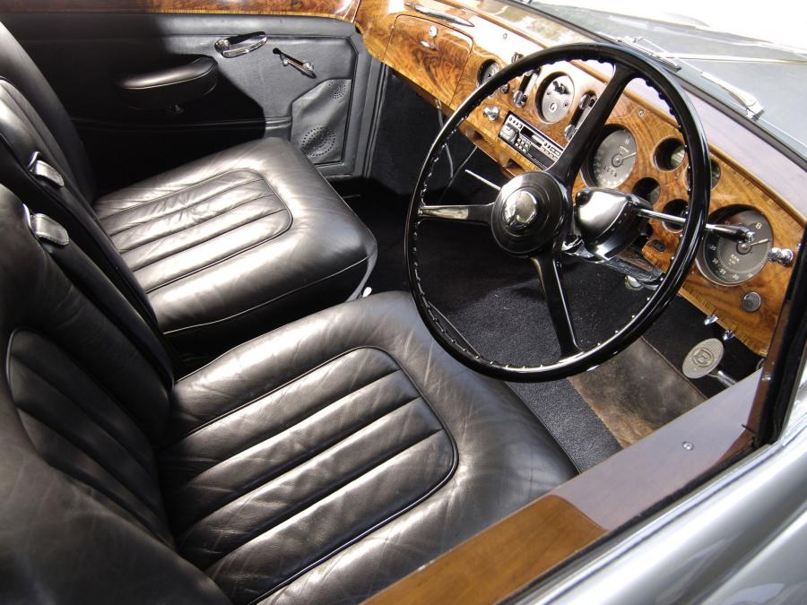 Интерьер Bentley S1 Continental Sports Saloon by Mulliner 1955 года  (фото 11 из 34)